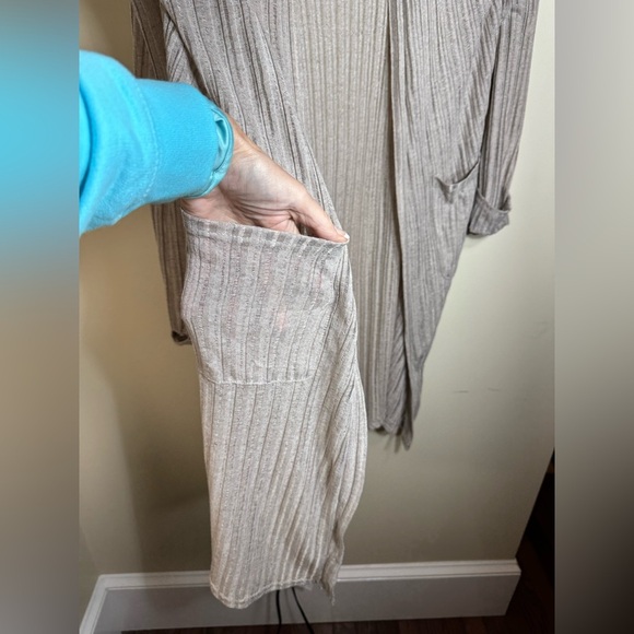 Glam cardigan light weight
- throw on with jeans front pockets size medium - Picture 4 of 8